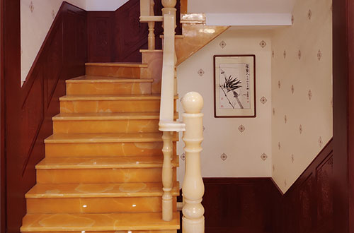 图们中式别墅室内汉白玉石楼梯的定制安装装饰效果